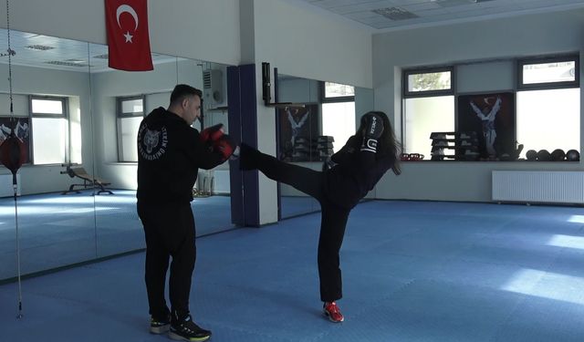 Vücut geliştirmek için gittiği salonda kick boksla tanıştı, 5 ay sonra Ünilig'de 3. oldu