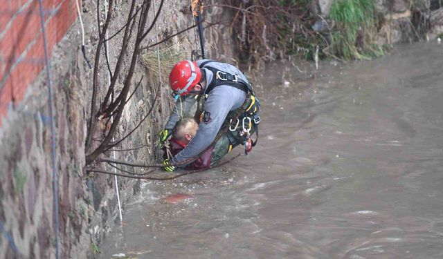 Yağmur suları yükseldi, çayda mahsur kalan vatandaşı itfaiye kurtardı
