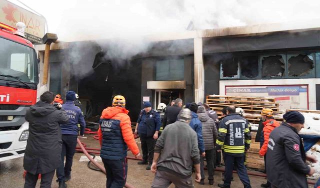 Yangında içerde kalan 2 kişi ekiplerin yardımıyla kurtarıldı