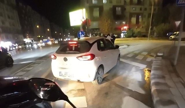 Yanlış trafik ışığına uyan sürücü araç kuyruğuna sebep oldu