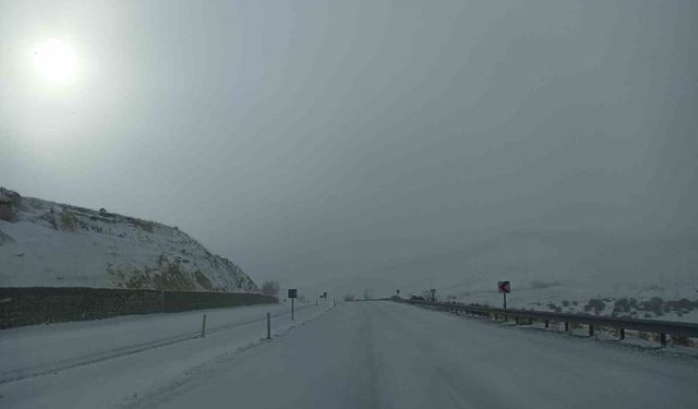 Yoğun kar ilçeyi esir aldı, Kayseri-Malatya yolu trafiğe kapatıldı