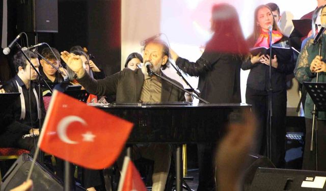 Yücel Arzen Hacıoğulları Amasya'da öğrencilerle sahne aldı