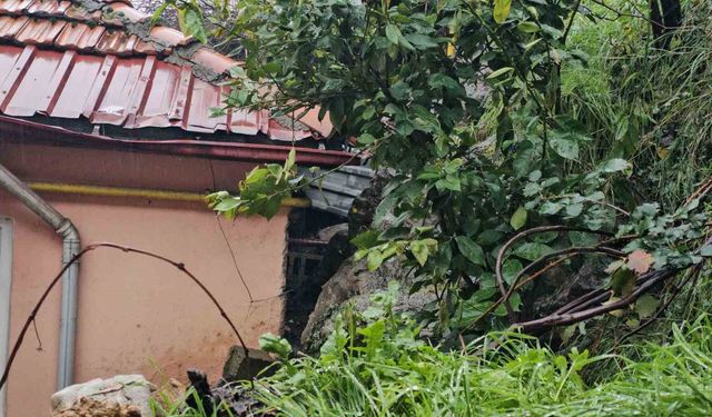 Zonguldak'ta korkutan heyelan; kayalar iki evin üzerine düştü