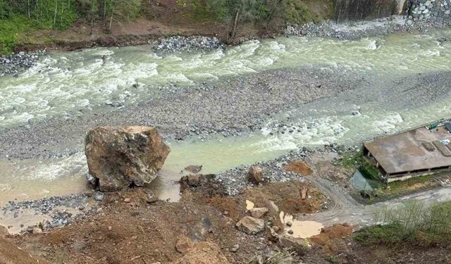 Ardeşen'de korkutan heyelan