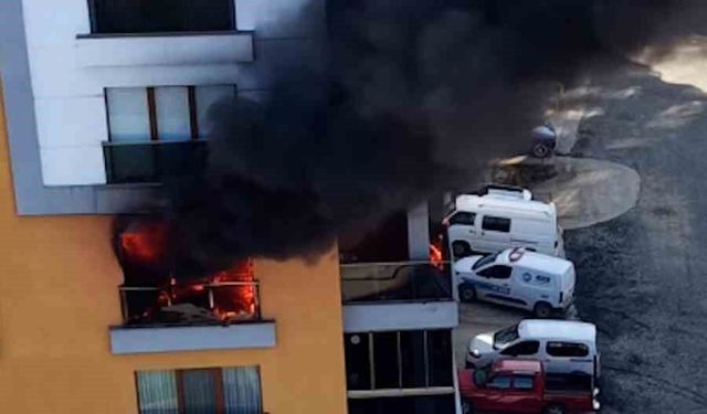 Rize'de 10 katlı apartmanın 4. katında çıkan yangın korkuttu