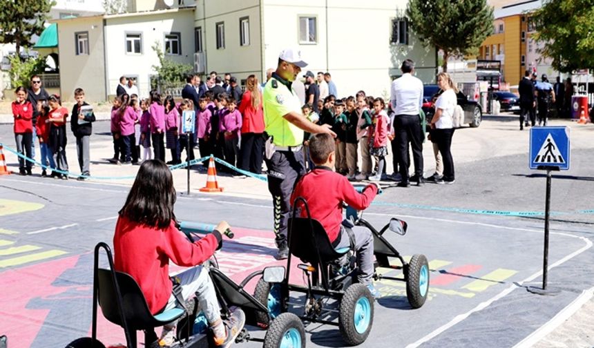 Bayburt'ta Öğrencilere Mobil Trafik Eğitimleri Veriliyor