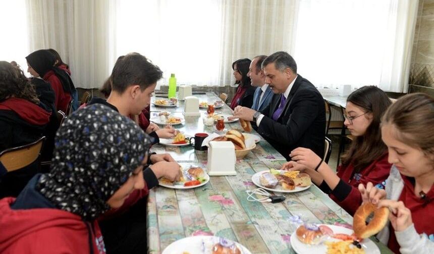 Vali Çiftçi Öğrencilerle Sabah Kahvaltısında Buluştu