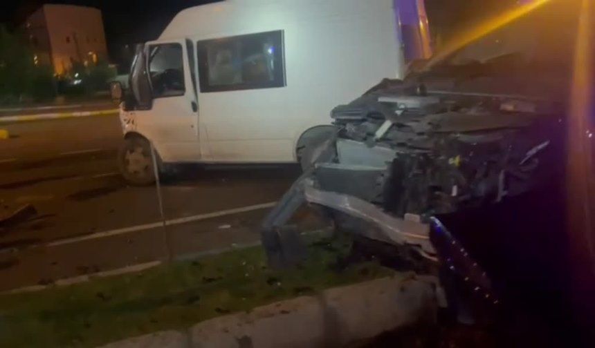 Erzurum'da Ticari Araç ile Minibüsün Çarpıştığı Kazada 4 Kişi Yaralandı