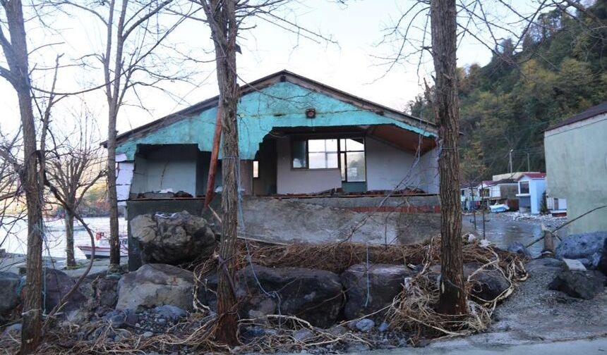 Artvin’de Dev Dalgaların Vurduğu Balıkçı Barınağında Hasar Tespitine Başlandı
