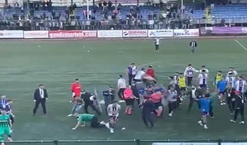 Hakem Hopaspor'un Golünü Verip Sonra İptal Edince Ortalık Karıştı