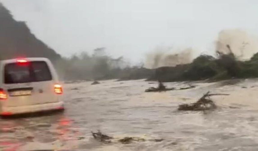 Hopa-Kemalpaşa Arasındaki Karadeniz Sahil Yolu Göle Döndü