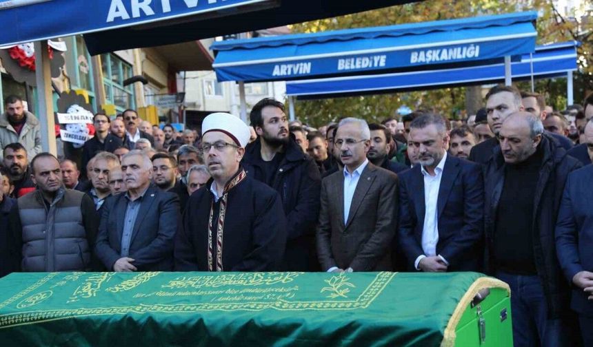 Bakan Uraloğlu, Hayatını Kaybeden AK Parti Artvin Gençlik Kolları Başkanının Cenazesine Katıldı