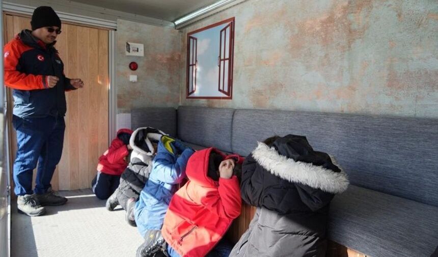 Bayburt'ta Öğrenciler Depremi Deprem Simülasyon Tırıyla Öğrendi