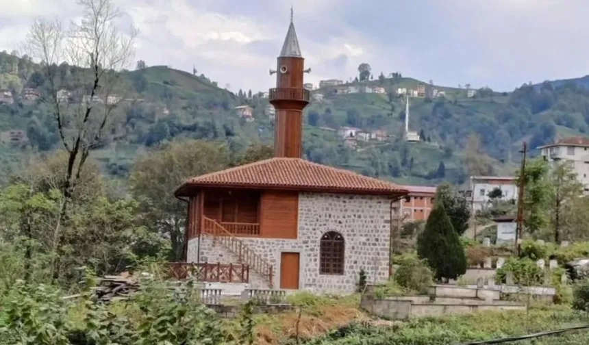 Rize Kalkandere'de Restore Edilen Ahşap Tarihi Cami İbadete Açıldı