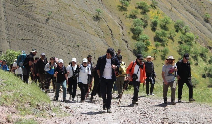 Yüksekovalı dağcılar Irak sınırında doğa yürüyüşü yaptı