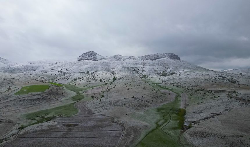 Bayburt'un Yüksek Kesimlerinde Kar Etkili Oldu