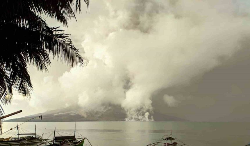Endonezya’da Ruang Yanardağı nedeniyle 12 bin kişi tahliye edildi