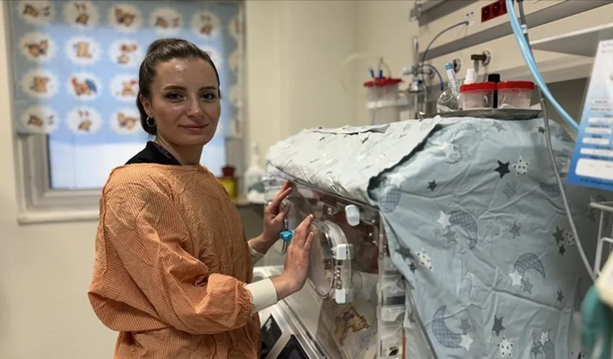 Trabzon'da İkiziyle Tedavi Gördüğü Serviste Yenidoğan Hemşireliği Yapıyor