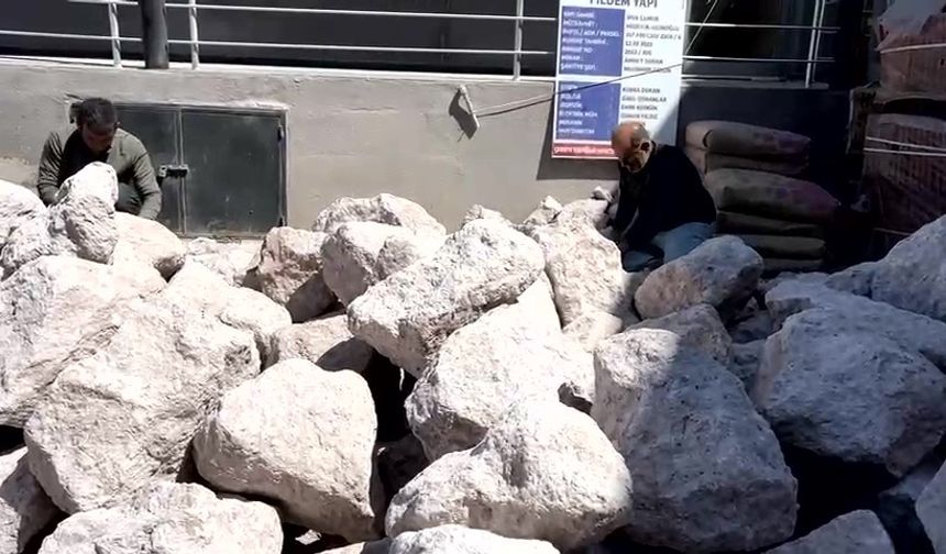 İnşaat işçileri ekmek parası için 1 Mayıs’ta taş kırdı