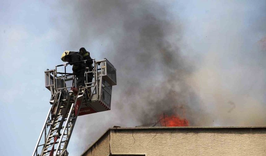 Konya’da apartmanın çatısında yangın paniği