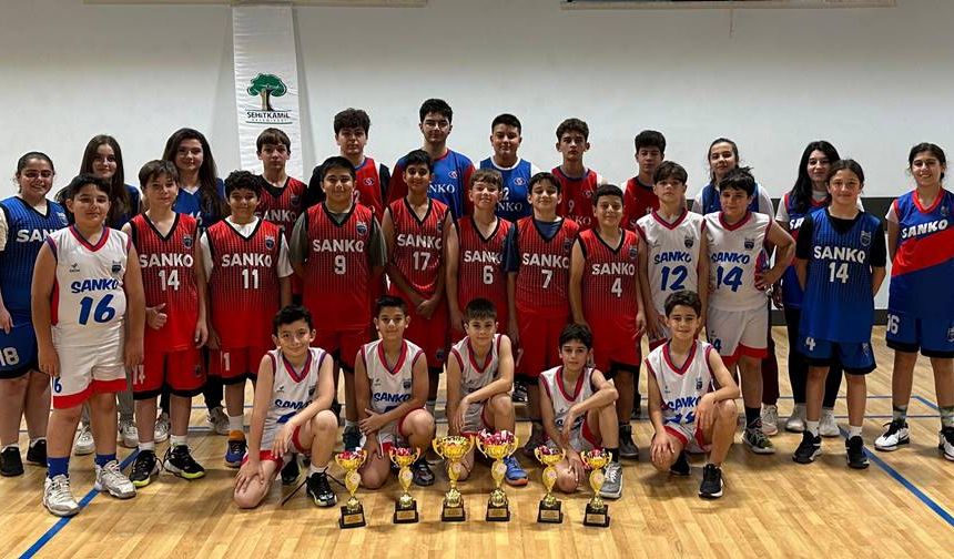 Sanko Okulları Basketbol Takımlarının Şampiyonluk Sevinci