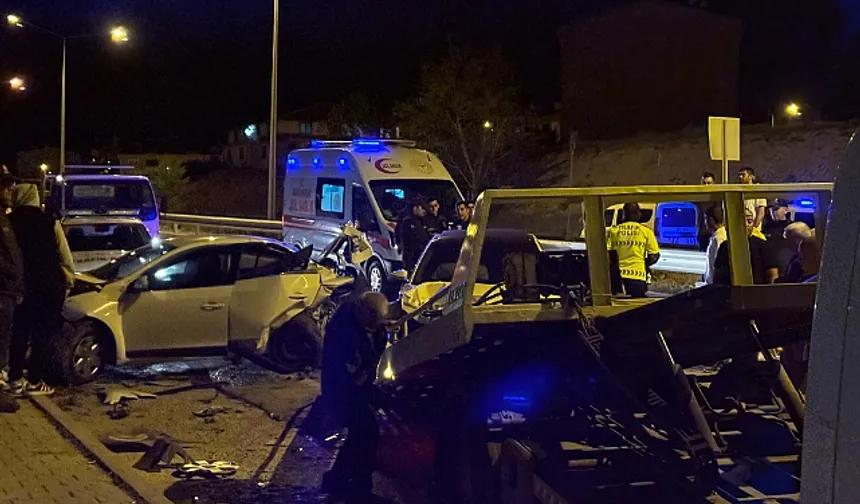 Bayburt'ta Üç Araç Birbirine Girdi: 4 Kişi Yaralı