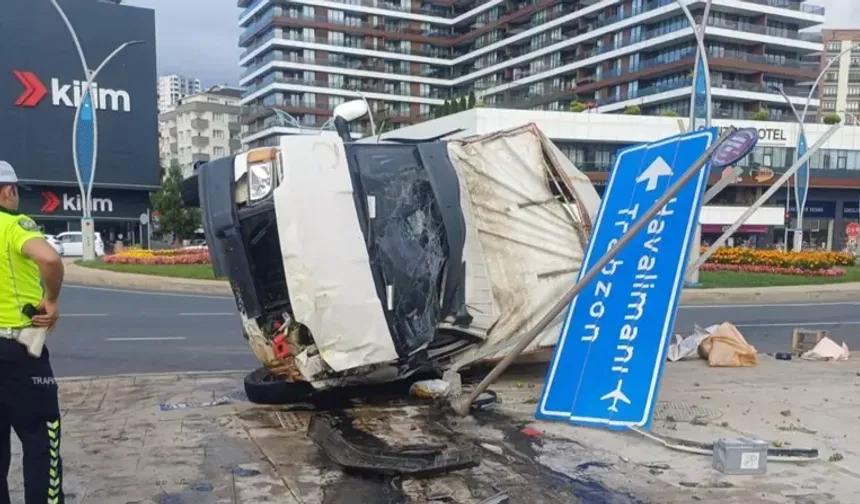 Trabzon'da Tarım İşçilerini Taşıyan Kamyonet ile Taksi Çarpıştı, 20 Kişi Yaralandı