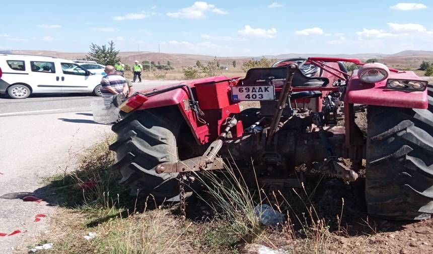 Bayburt'ta Hafif Ticari Araç ile Traktörün Çarpıştığı Kazada 1 Kişi Öldü