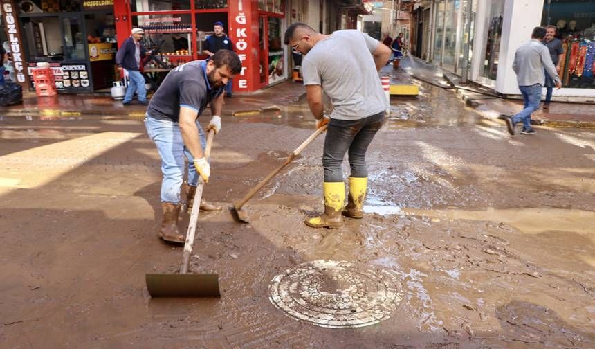 Taşkın ve Heyelan Meydana Gelen Araklı'da Temizlik Çalışmaları Sürüyor