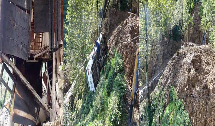 Rize'de Meydana Gelen Heyelan Nedeniyle Ahşap Ev Hasar Gördü, Minibüs Uçuruma Sürüklendi