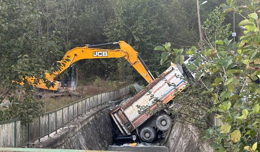 Rize'de Kontrolden Çıkarak Kayan Kamyon Dereye Devrildi