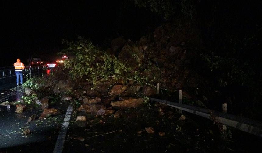 Rize’de Meydana Gelen Heyelan Nedeniyle Karadeniz Sahil Yolu Tek Yönlü Ulaşıma Kapandı