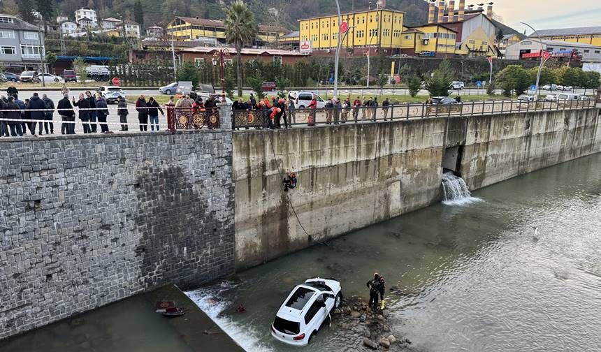 Rize'de Öğrenci Servisi ile Otomobilin Çarpıştığı Kazada 10 Kişi Yaralandı