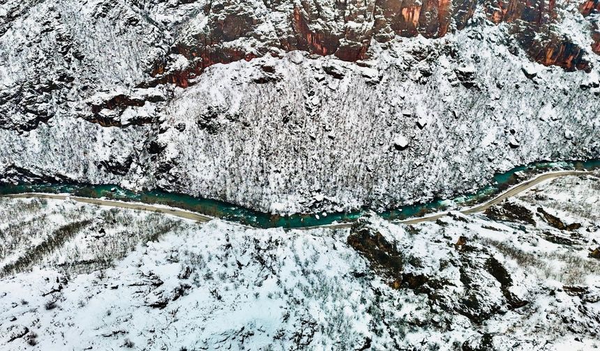 Doğa harikası Munzur Vadisi’nde kar güzelliği, dronla görüntülendi