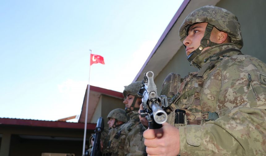 Dosta güven, düşmana korku veren 'hudut kartalları' yeni yılı elleri tetikte karşıladı