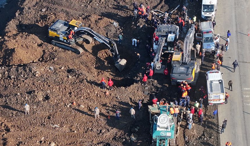 Heyelan Altında Kalan Araçtaki 4 Kişinin Cansız Bedenlerine Ulaşıldı