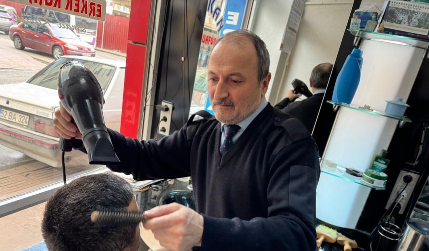 40 yıldır kravat takarak tıraş yapıyor