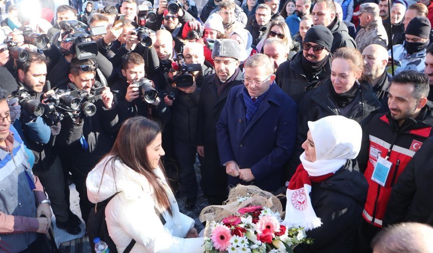 Ankara'dan gelen 'Sarıkamış Ekspresi'ni, Bakan Göktaş karşıladı