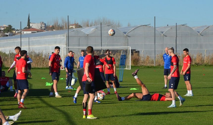 Antalya'ya FIFA standartlarında 5 futbol sahası daha kazandırıldı