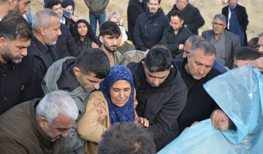 Bolu'daki yangında ölen Dilara defnedildi; kalp hastası babasına göz kulak olmak için gitmiş / Ek fotoğraflar