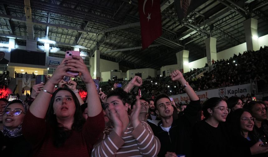 Bursa'da 3 şarkıcının sahne aldığı müzik festivalinin geliri şehit ailesi, gazi ve depremzedelere bağışlandı