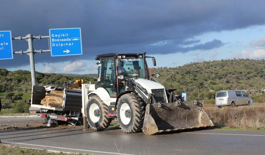 Çanakkale'de 2 kamyonet çarpıştı; 1 ölü, 1 yaralı