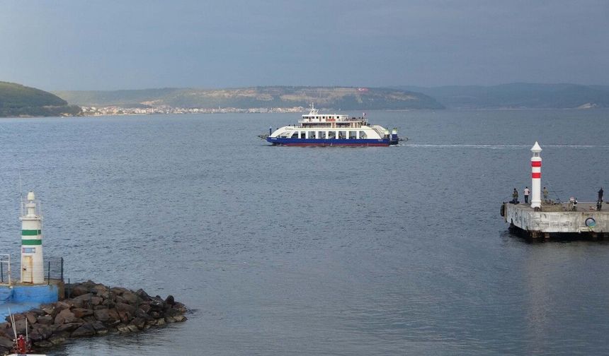 Çanakkale'de feribot seferlerine 'fırtına' engeli