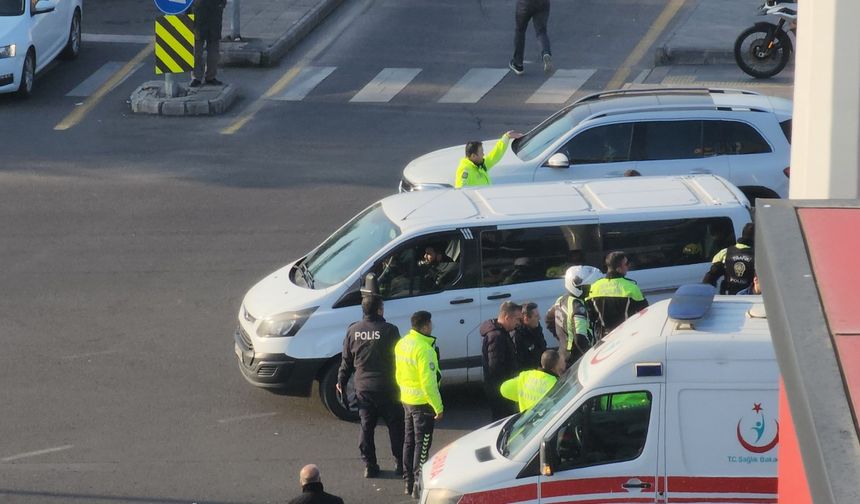 Diyarbakır'da otomobil, polis motosikletine çarptı; 1 yaralı