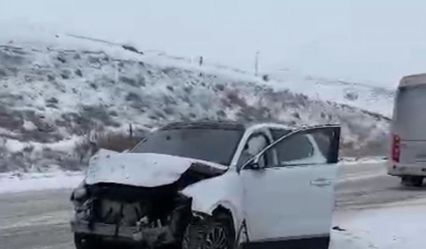 Erzurum'da kayganlaşan yolda kaza; 2 ölü, 3 yaralı