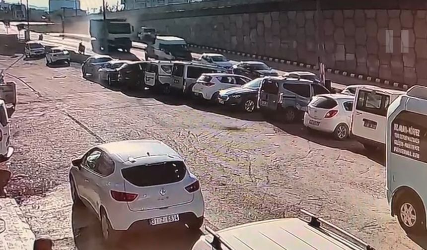 Fren sistemi arızalanan kamyon, kavşakta 5 araca çarptı; 3 yaralı