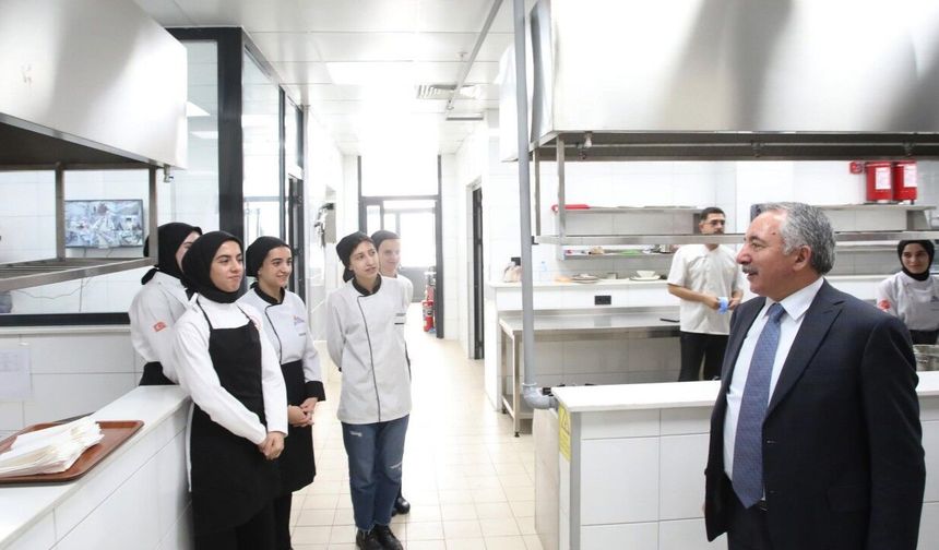 Geleceğin şefleri, final sınavında en iyi yemeği yapmak için yarıştı