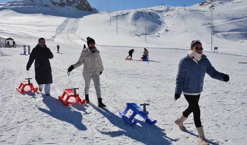 Hakkari'de öğrenciler, kayak dersi alıyor