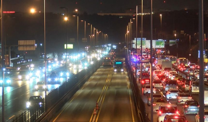 İstanbul- İstanbul'da trafik yoğunluğu yüzde 80'e ulaştı