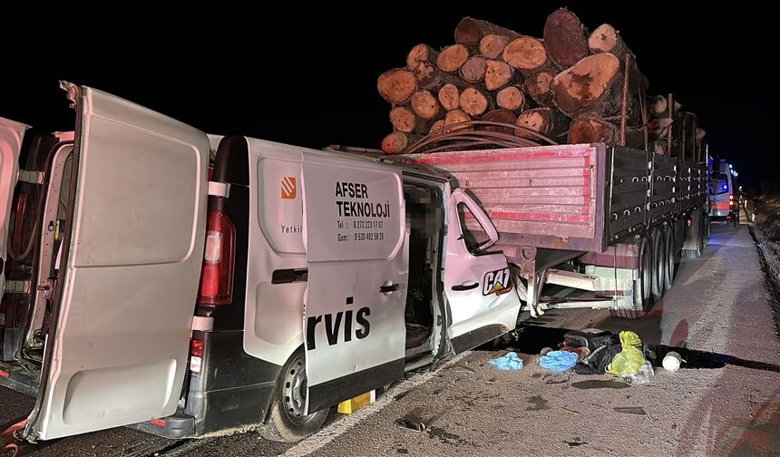 Kamyonet, çarptığı TIR’ın dorsesinde 100 metre sürüklendi; 1 ölü, 1 yaralı